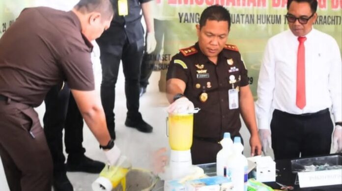 Keterangan Foto: Melibatkan Polres Tasikmalaya, Dinas Kesehatan, serta Badan Narkotika Nasional (BNN) Kota Tasikmalaya, Kejari Kabupaten Tasikmalaya memusnahkan berbagai barang bukti perkara pidana yang telah berkekuatan hukum tetap (inkrah). Tasikmalaya, FOKUSJabar.id