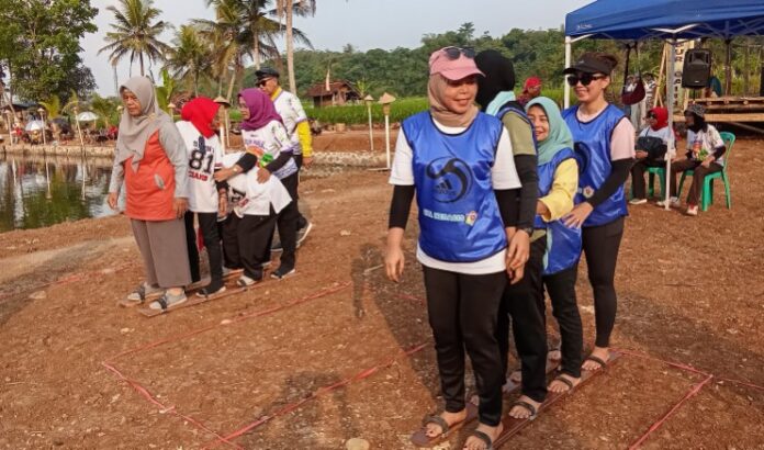 Ketpot : Lomba Bakiak dalam kegiatan silaturahmi SMPN 1 dan SMPN 2 Ciamis CIAMIS, FOKUSJabar.id