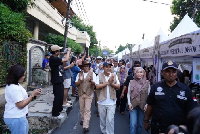 Wakil Wali Kota Depok, Chandra Rahmasyah menyapa warga saat menghadiri Festival Heritage Depok Lama 2026. DEPOK, FOKUSJabar.id