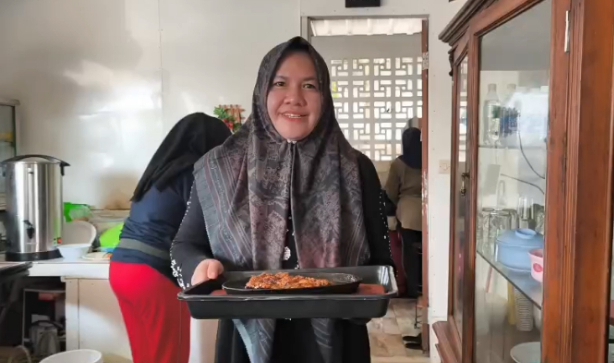 Poto: Anggota DPRD Kabupaten Pangandaran fraksi PDIP, Hesti Mulyati saat membawa pesanan pengunjung Pangandaran, FOKUSjabar.id
