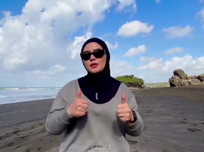 Poto: bupati Pangandaran Citra Pitriyami di Pantai Legok Jawa Pangandaran, FOKUSjabar.id