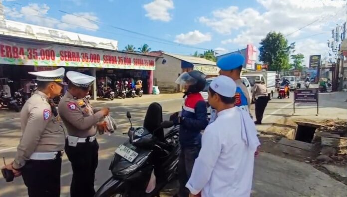 Ket foto : Sanksi yang unik dan menyentuh yang diberikan Petugas Satlantas Polres Tasikmalaya, saat menggelar razia kendaraan (ist Polres Tasikmalaya) Tasikmalaya, FOKUSJabar.id