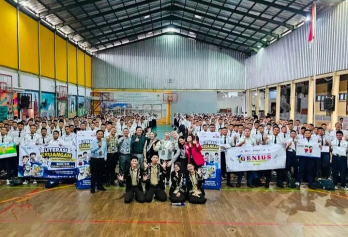 Ket foto : Ratusan Pelajar mengikuti edukasi literasi keuangan, yang disampaikan jajaran Bank Bjb Cabang Tasikmalaya (fokusjabar/Seda) Tasikmalaya, FOKUSJabar.id