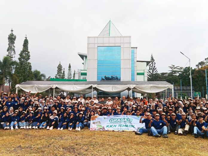 Ket foto : LLDIKTI Wilayah IV Jawa Barat, lepas ribuan mahasiswa, mereka diharapkan mampu mengimplementasikan keilmuan dari kampus untuk menjadi agen perubahan di Masyarakat (fokusjabar/Seda) Tasikmalaya, FOKUSJabar.id