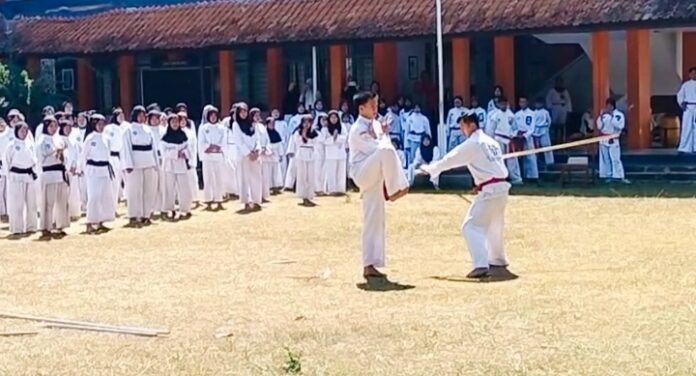 Ket foto : Para Pesilat Perisai Diri (PD) Kota Tasikmalaya, sedang menampilkan aktraksi dan jurus mematikan, dalam kegiatan UKT 2026 (fokusjabar/Seda) Tasikmalaya, FOKUSJabar.id