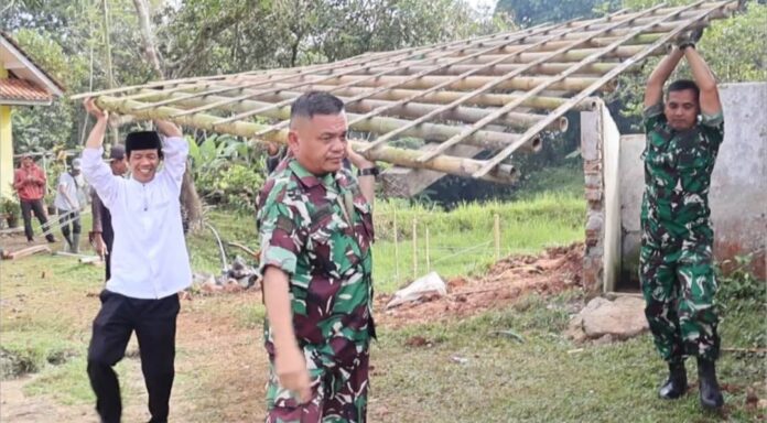 Keterangan foto: Semangat kebersamaan terpancar saat Satgas TMMD Ke-129 bersama warga membongkar bangunan lama MCK di Desa Parungponteng. Tasikmalaya, FOKUSJabar.id