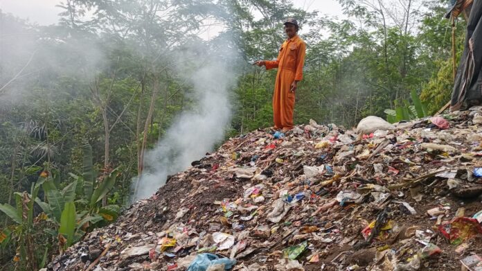 Keterangan foto: Sampah yang menggunung menjadi problem obyek Wisata Religi Pamijahan Tasikmalaya yang tak pernah usai. Tasikmalaya, FOKUSJabar.id
