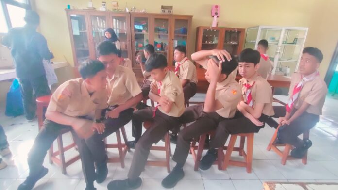 Ketfot: De-Sille Barber Goes To School SMPN 4 Ciamis CIAMIS, FOKUSjabar.id