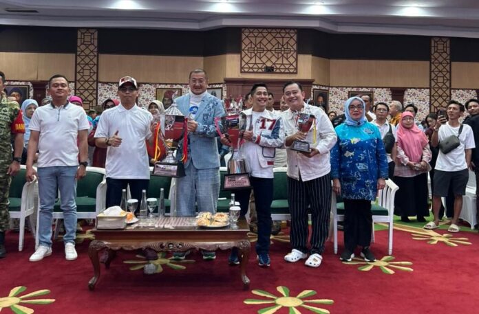 Hartono Soekwanto dan Irfan Hakim dalam ajang bergengsi Bogor Koi Show 2026 di Gedung Tegar Beriman, Cibinong, Kabupaten Bogor BANDUNG, FOKUSJabar.id