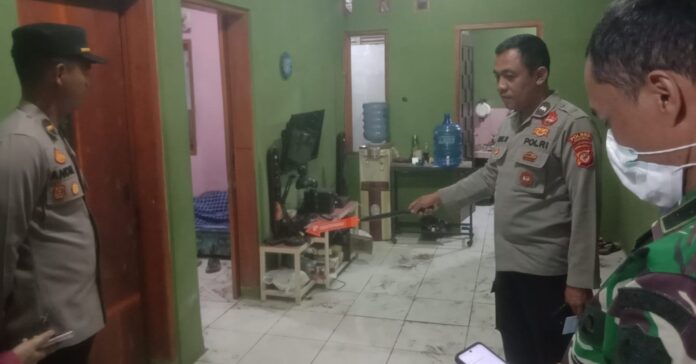 Ketpot istimewa : Polisi saat melakukan olah Tempat Kejadian Perkara (TKP) di lokasi penemuan mayat CIAMIS, FOKUSJabar.id