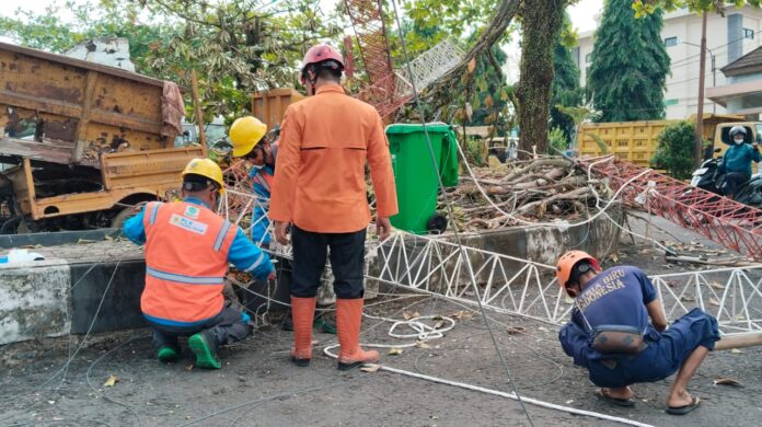 Caption: Petugas gabungan sedang membersihkan puing-puing tower. (Agus Purwadi/fokusjabar.id) Banjar, FOKUSJabar,id