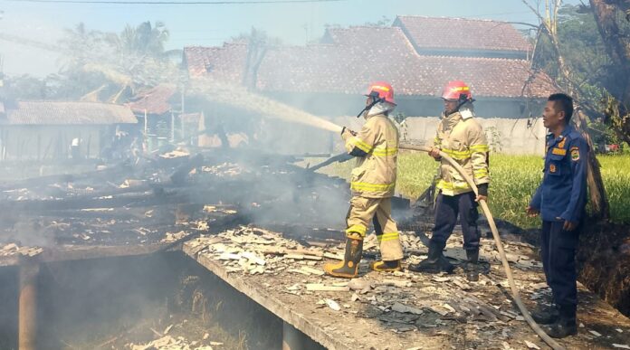 Ketpot istimewa : Personel Damkar pos WMK Kawali saat berjibaku memadamkan api di rumah warga wilayah Desa Bangbayang yang terbakar CIAMIS, FOKUSJabar.id