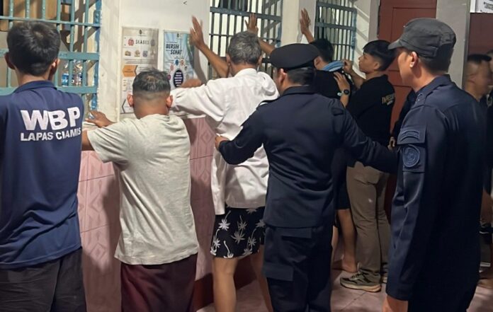 Ketpot istimewa : Petugas Lapas Kelas IIB Ciamis saat melakukan pemeriksaan terhadap warga binaan CIAMIS, FOKUSJabar.id