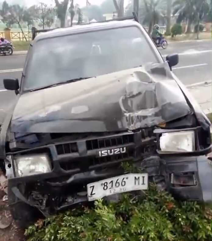 Ketpot : Mobil Isuzu bak terbuka wana hitam yang mengalami kecelakaan di depan Kantor Kecamatan Cijeungjing Ciamis CIAMIS, FOKUSJabar.id