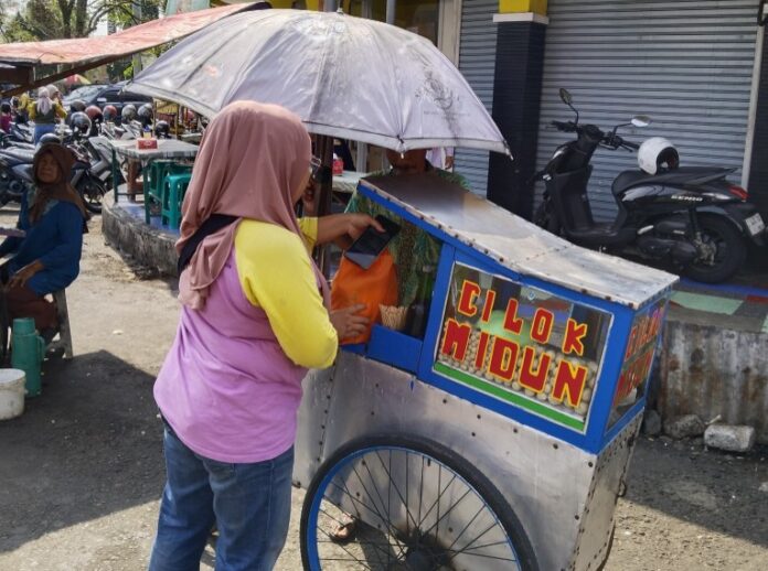 Ketpot istimewa : Komunitas Barbagi Nasi saat membagikan bantuan Sembako CIAMIS, FOKUSJabar.id