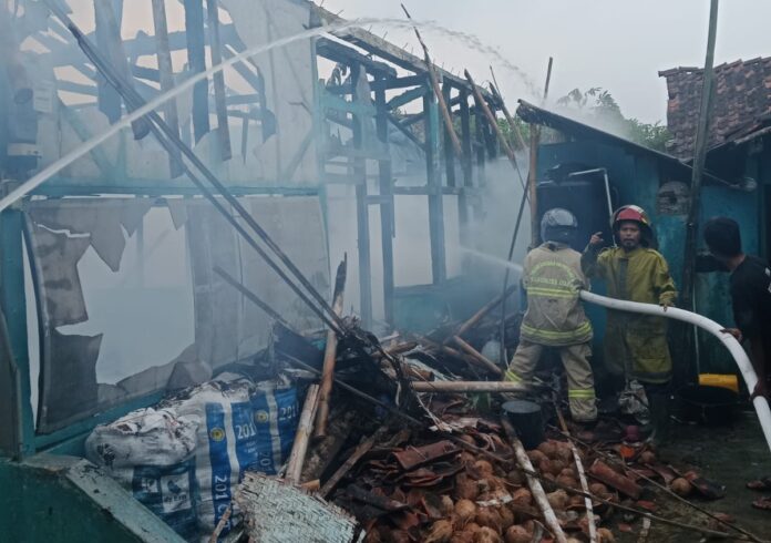 Ketpot: Personel Damkar Kabupaten Ciamis saat melakukan pemadaman di lokasi kebakaran CIAMIS, FOKUSjabar.id