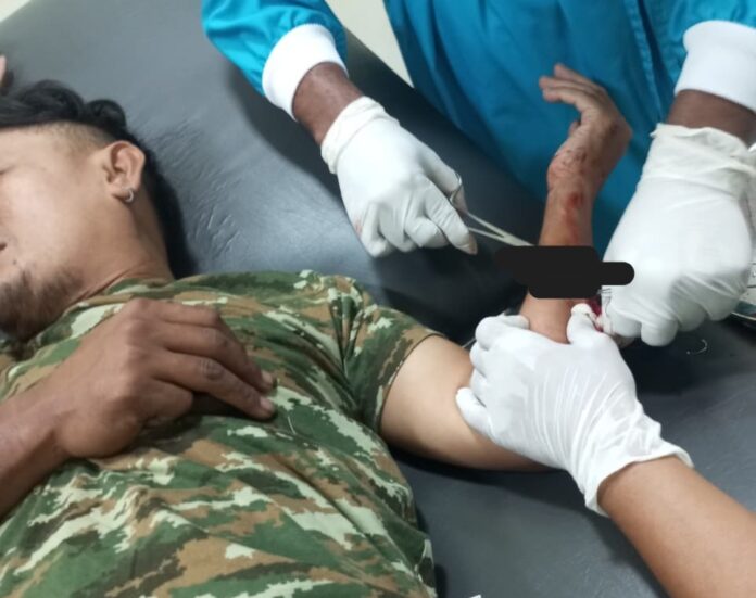 Ketpot istimewa : Korban yang terkena pecahan kaca saat melakukan pemadaman mandiri sedang ditangani tim medis CIAMIS, FOKUSJabar.id