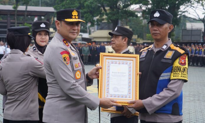 Ketpot istimewa : Kapolda Jabar saat menyerahkan penghargaan kepada Bhabinkantibmas CIAMIS, FOKUSJabar.id