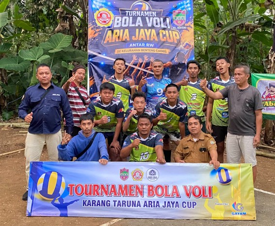 Ketpot : Kartun Aria Jaya Kelurahan Benteng saat menggelar tournamen voli bal dan santunan kepada anak yatim CIAMIS, FOKUSJabar.id