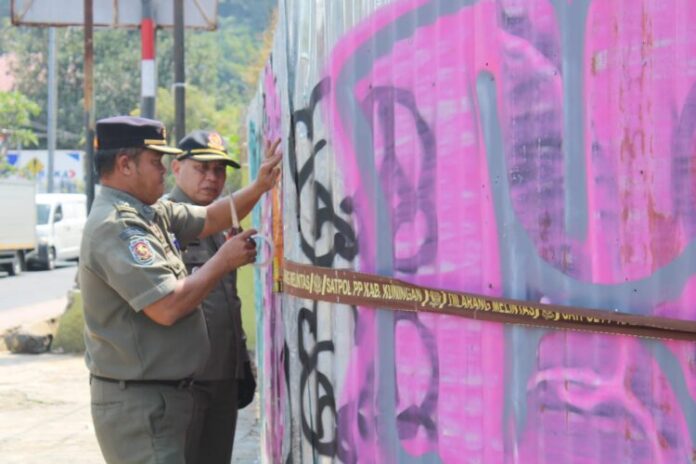 Bangunan Usaha di Bundaran Cijoho Disegel Satpol PP Kuningan KUNINGAN, FOKUSJabar.id