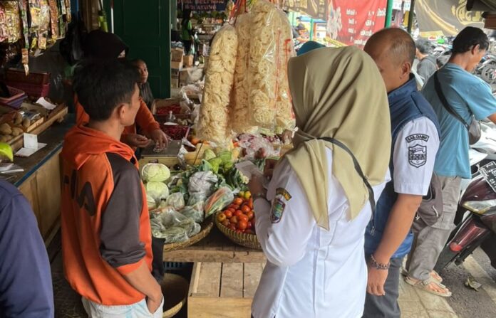 Ketpot : KUPTD Pasar Galuh Kawali Dana Sudiana saat memantau harga CIAMIS, FOKUSjabar.id