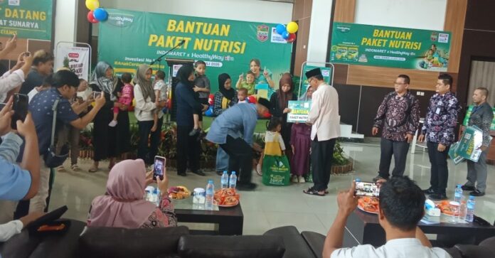 Ketpot: Bupati Ciamis Herdiat Sunarya saat membagikan bantuan untuk warga Ciamis CIAMIS, FOKUSJabar.id