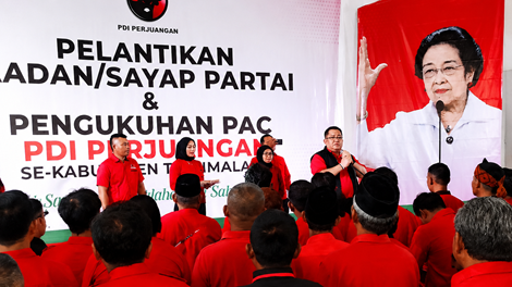 Ketfot: Ketua DPC PDI Perjuangan Kabupaten Tasikmalaya, H. Ade Sugianto melantik Badan/Sayap Partai dan mengukuhkan PAC se-Kabupaten Tasikmalaya. Tasikmalaya, FOKUSJabar.id