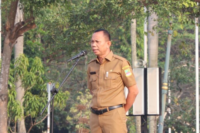 Sekretaris Daerah Kabupaten Bekasi, Endin Samsudin memimpin apel pagi bagi seluruh ASN dilingkungan Pemerintah Kabupaten Bekasi di Plaza Pemkab Bekasi Cikarang Pusat, Senin (06/07/2026). Sumber Gambar: bekasikab.go.id BEKASI, FOKUSJabar.id