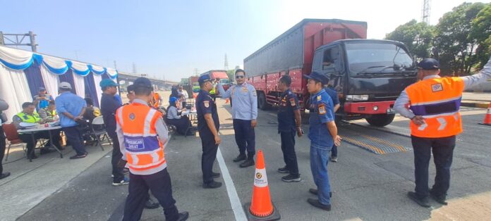 Dinas Perhubungan Kabupaten Bekasi bersama PT Jasa Marga menggelar operasi gabungan sekaligus sosialisasi penanganan kendaraan Over Dimension Over Loading (ODOL) di kawasan KM 29 Ruas Tol Jakarta-Cikampek, Cikarang Barat. BEKASI, FOKUSJabar.id