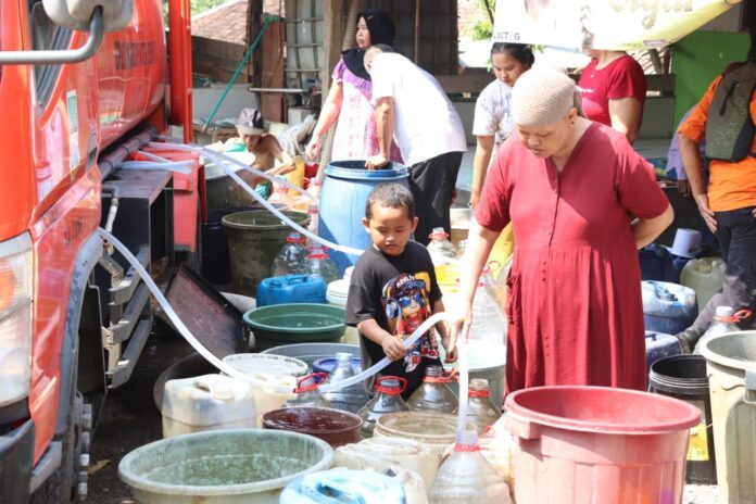 Penyaluran air bersih bagi warga terdampak kekeringan di Kabupaten Bekasi terus diperluas. Hingga Minggu (12/7/2026) pukul 23.00 WIB, Badan Penanggulangan Bencana Daerah (BPBD) Kabupaten Bekasi bersama Palang Merah Indonesia (PMI) dan Delta Mas telah melayani 20 titik distribusi air bersih di enam desa pada tiga kecamatan dengan total bantuan mencapai 575.000 liter. BEKASI, FOKUSJabar.id