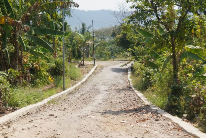 Ruas jalan Burujul-Gendereh di Kecamatan Buahdua, Kabupaten Sumedang. SUMEDANG, FOKUSJabar.id