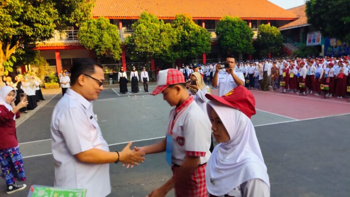 Hari pertama pelaksanaan Masa Pengenalan Lingkungan Sekolah (MPLS) Tahun Ajaran 2026/2027 di SMP Negeri 1 Tambun Selatan, Jalan Pendidikan II No.100, Desa Tambun, Kecamatan Tambun Selatan, Rabu (15/07/2026). BEKASI, FOKUSJabar.id
