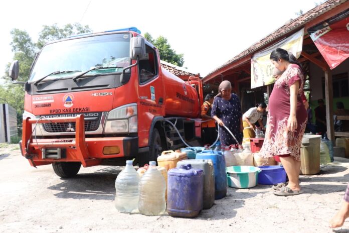 Pendistribusian air bersih di Desa Ridogalih Kecamatan Cibarusah. Sumber Gambar: bekasikab.go.id BEKASI, FOKUSJabar.id