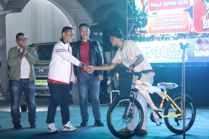 Plt. Bupati Bekasi Asep Surya Atmaja bersama Forkopimda Membuka Nontong Bareng Piala Dunia 2026 di Museum Gedung Juang Tambun Selatan, sekaligus menyerahkan bantuan sosial berupa sembako serta memberikan doorprize undian. Pada Minggu, (19/07/2026) malam. BEKASI, FOKUSJabar.id