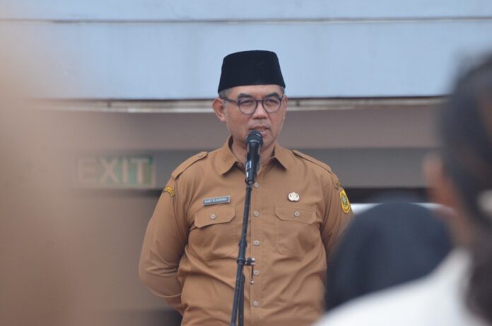 Sekretaris Daerah (Sekda) Kabupaten Bogor, Ajat Rochmat Jatnika, saat memimpin apel Dinas Pemuda dan Olahraga (Dispora) Kabupaten Bogor di kawasan Stadion Pakansari, Senin (20/7/2026). Sumber Gambar: bogorkab.go.id BOGOR, FOKUSJabar.id