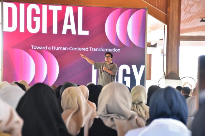Pemerintah Kabupaten Sumedang mengundang Director of Global R&DB Center Seoul National University (SNU) Republic of Korea Prof Junseok Ioseph Hwang untuk memberikan pembekalan tentang transformasi digital kepada ratusan ASN muda di Pendopo PPS, Jumat (24/7/2026). Sumber Gambar: sumedangkab.go.id Sumedang, FOKUSJabar.id