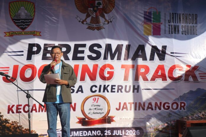 Bupati Dony saat peresmian Trek Joging Desa Cikeruh sekaligus Objek Wisata Jatinangor Heritage/Lalagoon di Lapang Sepak Bola Desa Cikeruh, Kecamatan Jatinangor, Sabtu (25/7/2026). BOGOR, FOKUSJabar.id
