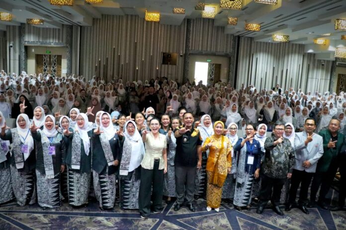 Plt Bupati Bekasi, dr. Asep Surya Atmaja, didampingi Ketua TP PKK Kabupaten Bekasi, Nia Surya Atmaja, menghadiri Puncak Peringatan Hari Ulang Tahun (HUT) Ikatan Bidan Indonesia (IBI) ke-75 tingkat Kabupaten Bekasi di Hotel Holiday Inn, Cikarang Selatan, Sabtu (25/07/2026). BEKASI, FOKUSjabar.id