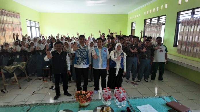 Dinas Kependudukan dan Pencatatan Sipil (Disdukcapil) Kabupaten Bekasi terus memperluas layanan administrasi kependudukan melalui Program Kampus 17. Kali ini, pelayanan perekaman KTP Elektronik (KTP-el) dilaksanakan secara langsung bagi para siswa di SMAN 3 Cikarang Utara, Rabu (29/7/2026). BEKASI, FOKUSjabar.id