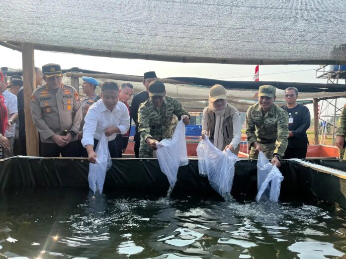 Wali Kota Depok Supian Suri, Kapolres Metro Depok Kombes Pol Christian Rony Putra, Wakil Ketua DPRD Kota Depok Yeti Wulandari, dan jajaran TNI melakukan penebaran benih ikan di lahan peternakan Yonif TP 889/Baga Satya Gardapati, Kelurahan Cipayung Jaya, Kecamatan Cipayung, Kamis (30/07/26). DEPOK, FOKUSjabar.id