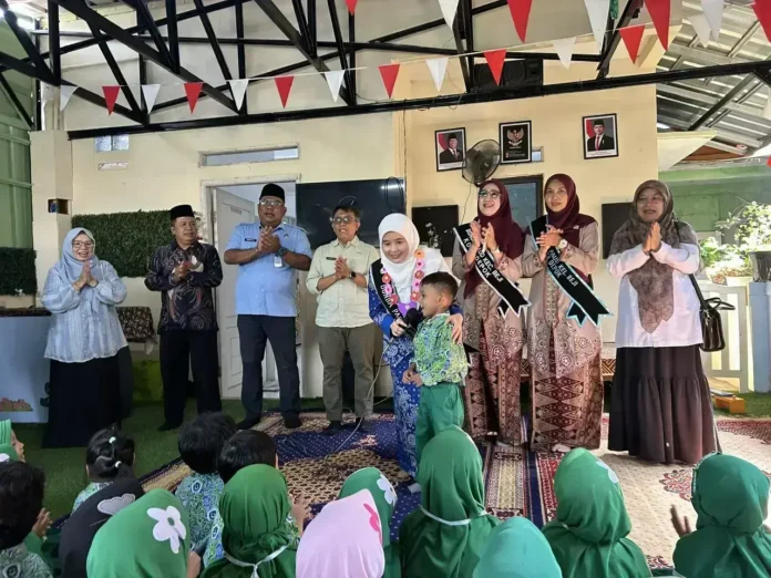 Lewat Program NYABA, Bunda PAUD Kota Depok Cing Ikah Sambangi RA Daarul Fikri Beji!