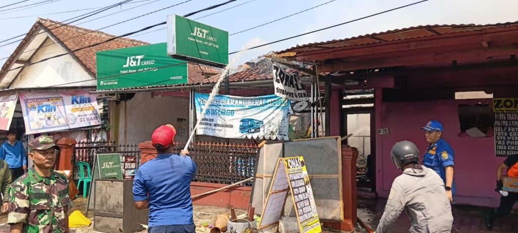 Petugas Damkar Ciamis Berjibaku Padamkan Api