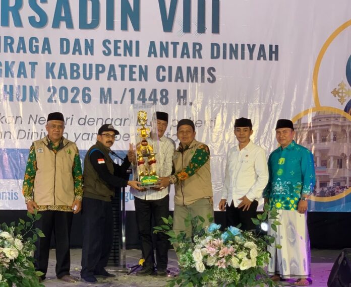Ketfot: Penyerahan piala juara umum Kecamatan Cijeungjing CIAMIS, FOKUJSJabar.id