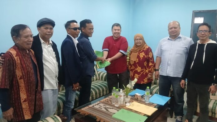 Pemred Inilah Koran Tantan Sulthon Bukhawan resmi mendaftarkan diri sebagai calon Ketua PWI Jawa Barat 2027–2032. Tantan nyerahkan berkas pendaftaran di Kantor PWI Jawa Barat, Bandung, Jumat (31/7/2026). BANDUNG, FOKUSJabar.id
