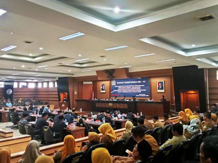 Ket foto : Rapat Paripurna Penyampaian KUA Perubahan dan PPAS 2026, yang digelar di Aula Utama Gedung DPRD Kota Tasikmalaya (fokusjabar/Seda) Tasikmalaya, FOKUSJabar.id
