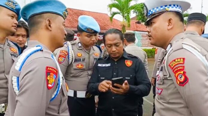 Ket foto : Seksi Propam Polres Tasikmalaya, saat melakukan pemeriksaan mendadak handphone milik personel Polres Tasikmalaya (fokusjabar/Seda)