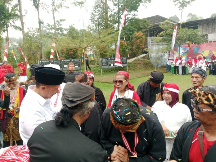 Wakil Wali Kota Tasikmalaya Rd Dicky Candra menerima penghargaan Galunggung Award 2026 Tasikmalaya, FOKUSJabar.id