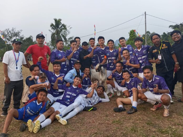 Keterangan foto Tim dusun Cibentang berhasil menjadi juara turnamen sepakbola antar kampung dan berhasil membawa pulang seekor domba. Tasikmalaya, FOKUSjabar.id