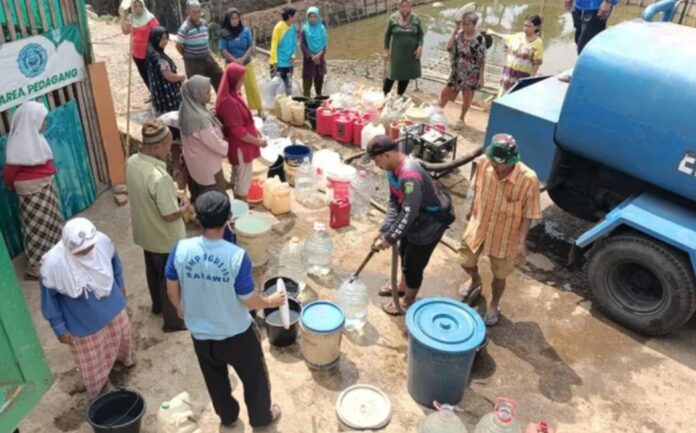 Keterangan foto: Kekeringan terus meluas sejumlah daerah di Kabupaten Tasikmalaya membutuhkan air bersih dalam jumlah banyak. Tasikmalaya, FOKUSJabar.id