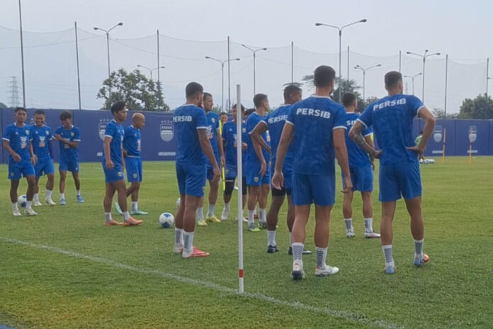 Foto: Persib berlatih di Lapangan Pendamping Stadion Gelora Bandung Lautan Api. (Arif) BANDUNG, FOKUSJabar.id
